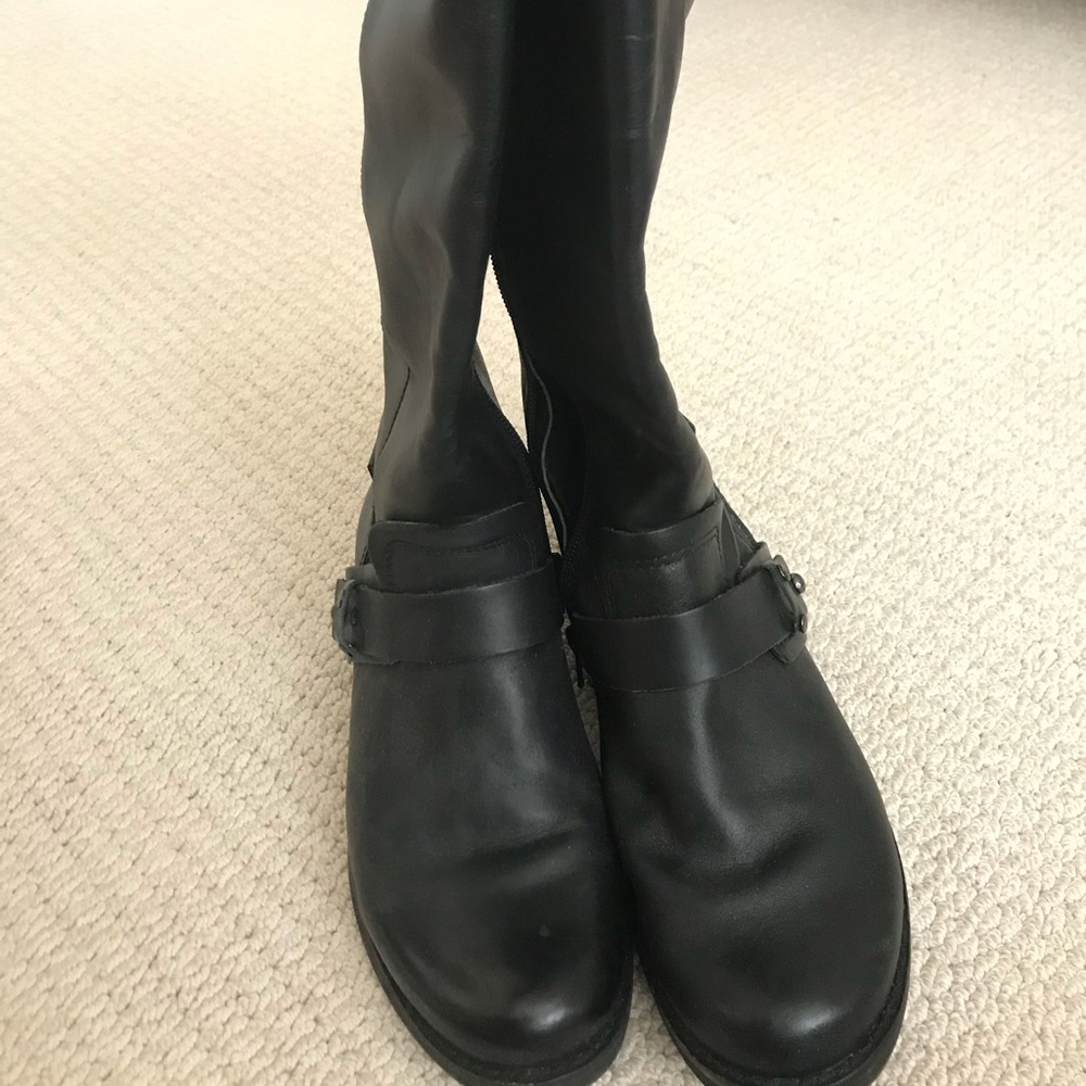 Flat black boots, a must have in every closet!🦋
